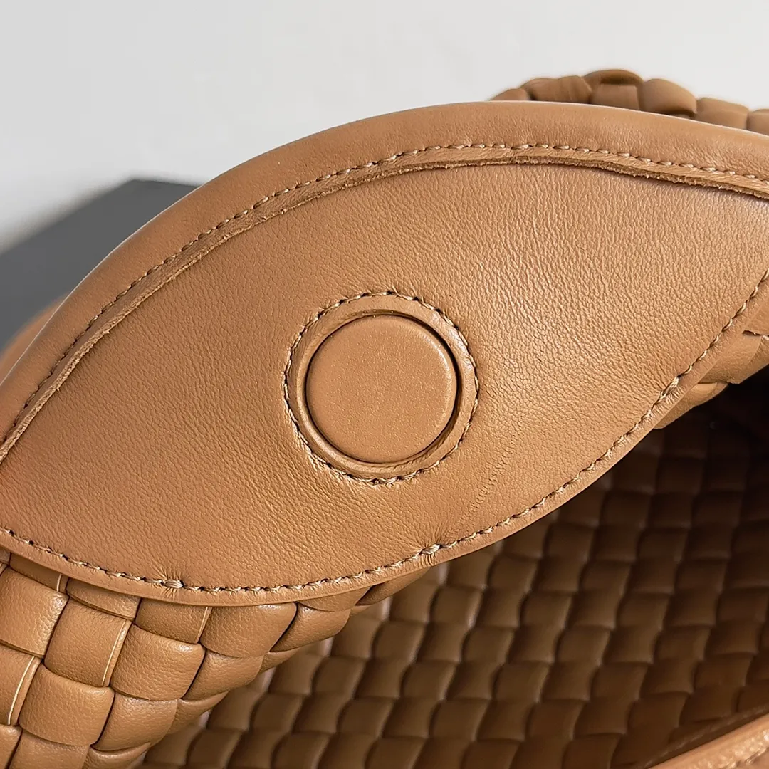 Batch 1760 BOTTEGA VENETA's new mini COBBLE bag. This season's mini Cobble series brings a new style of handbag. The body of the bag resembles the shape of a "Yuanbao", giving you good luck throughout autumn and winter! This Yuanbao bag is made of three pieces of quilted cotton and has an unlined body, showing its quiet power. The bag is carefully designed to create a three-dimensional look. The joints and edges are decorated with lambskin strips to create a sense of simplicity. The handbag is not lined, so you can directly appreciate the consistent lambskin on the outside and inside. It is beautiful both inside and outside. The top handle of this handbag is made of leather-wrapped rope and is quite sturdy. The detachable shoulder strap is secured by a leather buckle inside the bag. Can be carried by hand, carried on the shoulder or cross-body, very easy to match! Style number: 805739 Size: 23*11*8cm